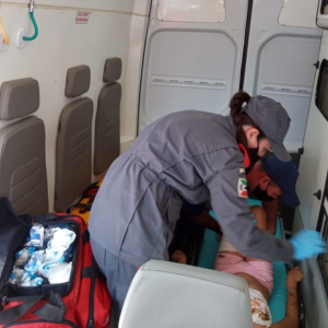 Menina de 9 anos é perfurada por ferro na coxa em Mafra