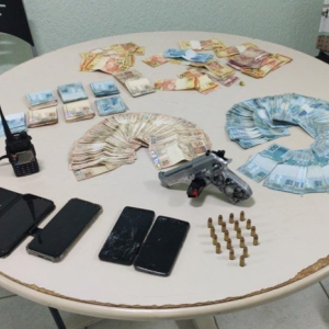Casal é preso com arma, rádio comunicador e R$ 25 mil em Rio Negro