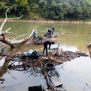 Voluntários realizam limpeza do rio Negro