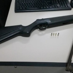 Homem é preso após agredir e ameaçar namorada com espingarda em Mafra