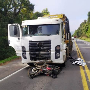 Motociclista morre após bater contra caminhão na BR280