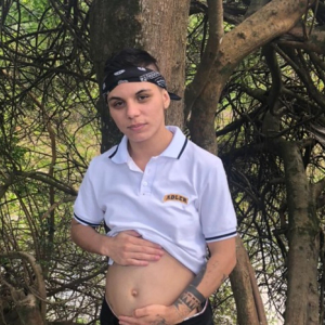 Homem trans espera chegada de primeira filha em Mafra