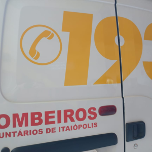 Jovens ficam feridos ao bater moto em trator no interior de Itaiópolis