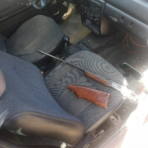 Arma é encontrada dentro de veículo abandonado em Mafra