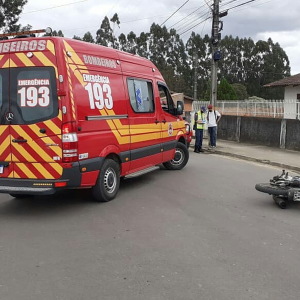 Motociclista fica ferida em colisão com bicicleta na Vila Ivete