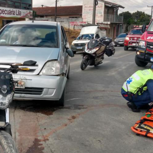 Carro e moto colidem na Restinga, em Mafra