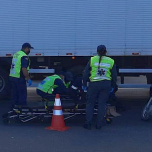 Motociclista fica ferida em colisão com carreta na BR-116, em Mafra