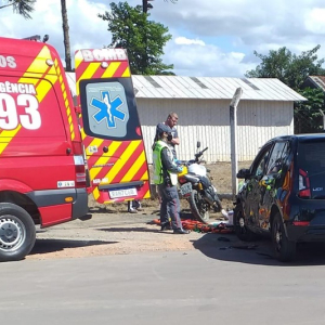Colisão entre carro e moto deixa mulher ferida em Mafra