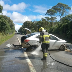Motorista perde controle de veículo e colide com barranco na BR-280, em Mafra