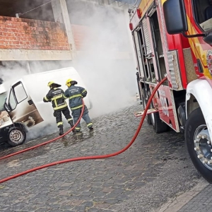 Veículo pega fogo no Centro de Mafra