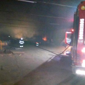 Incêndio causa prejuízo em madeireira 