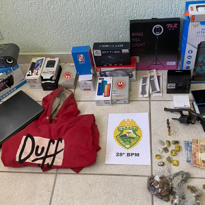 Quatro pessoas são presas com eletrônicos roubados, arma e drogas em Rio Negro