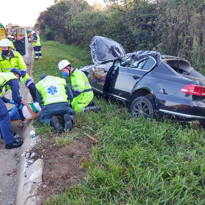 Veículo capota após colidir com caminhão de Rio Negro na BR-116