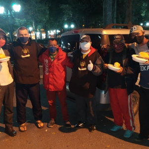 Comunidade religiosa realiza doação de marmitas a moradores de rua