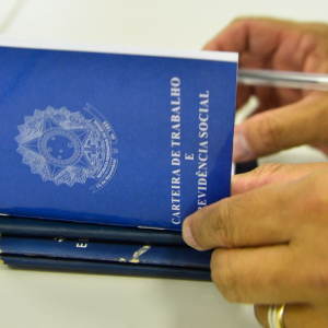 Brasil perde mais de 860 mil empregos formais em abril
