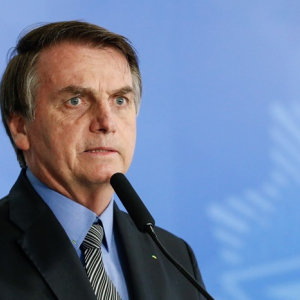 Bolsonaro congela salário de servidores e proíbe concursos públicos até 2021