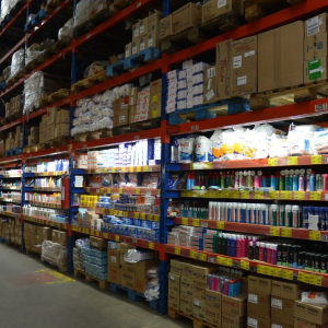 Vendas da indústria e varejo caíram mais de 30% de março para abril