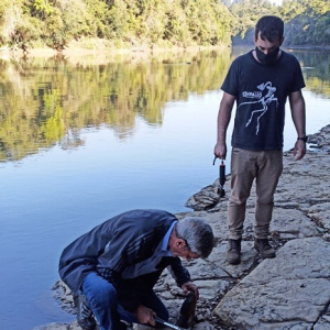 Estiagem revela embarcação naufragada no rio Negro