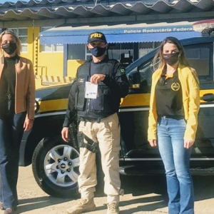Campanha “Maio Amarelo” distribui máscaras de proteção a motoristas em Mafra