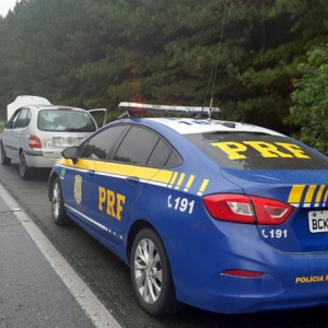 PRF recupera veículo roubado e clonado na BR 280, em Mafra