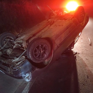 Carro de Mafra capota na SC-112, em Rio Negrinho