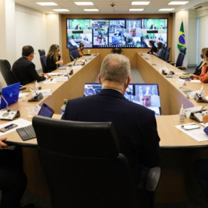 Governadores pedem mais vacinas e Alesc acena com aumento dos grupos prioritários