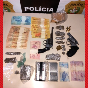 Dois jovens de 19 anos são presos por tráfico de drogas em Papanduva