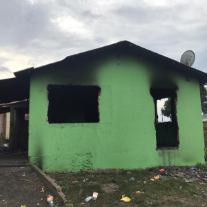 Filho põe fogo na casa da própria mãe em Rio Negro
