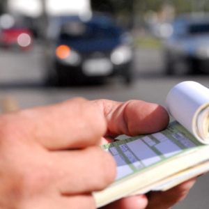 Motoristas podem ter 40% de desconto em multas de trânsito no Paraná