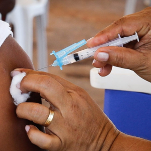 Covid-19: Mafra vacina pessoas a partir de 27 anos nesta sexta-feira