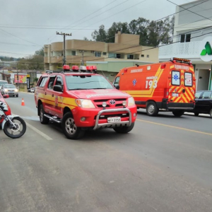 Colisão entre carro e moto deixa jovem ferido no Centro de Mafra