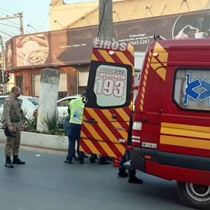 Mulher fica ferida após sofrer queda de moto na Avenida Nereu Ramos
