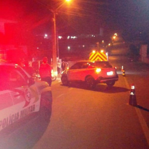 Duas pessoas ficam feridas após colisão entre carro e moto no Centro de Itaiópolis