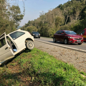 Colisão entre Gol e Onix deixa feridos na BR-280, em Mafra