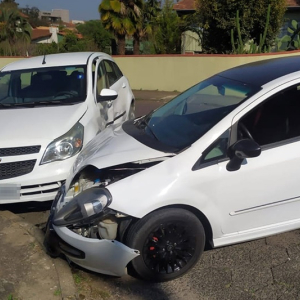 Colisão deixa motorista de 69 anos ferido na Vila Ferroviária