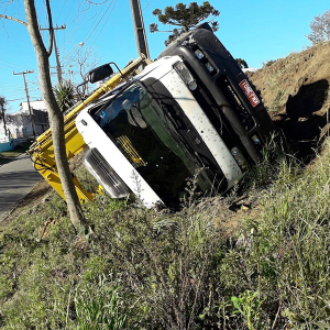Caminhão de Mafra fica sem freios e tomba no centro de Itaiópolis