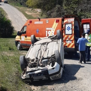 Motorista perde o controle de Uno e capota na Vila Formosa, em Mafra