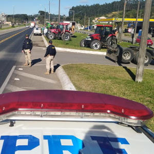 Chega ao fim bloqueio de caminhões na BR-116, em Mafra