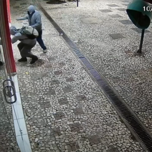 Vídeo: câmera flagra arrombamento de loja no calçadão de Itaiópolis