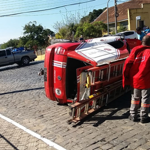 Saveiro tomba após colisão com S10 no centro de Itaiópolis