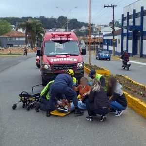 Colisão entre carro e moto deixa mulher de 36 anos ferida em Mafra