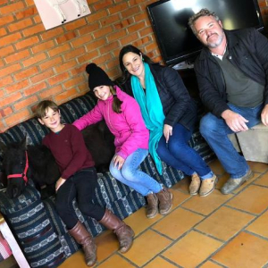 Eguinha rejeitada conquista amizade do pequeno Enzo, em Mafra