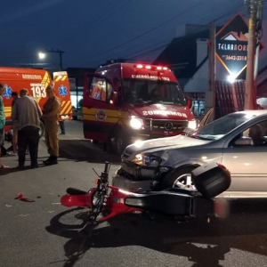 Colisão entre carro e moto deixa homem ferido no Centro de Mafra