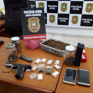 Mulher é presa por suspeita de tráfico e cultivo de drogas em Itaiópolis