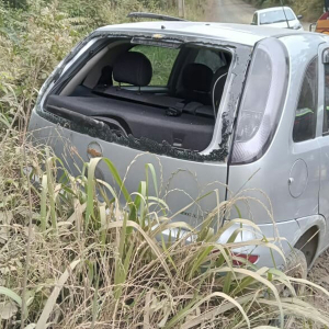 Mulher fica ferida ao perder controle e capotar veículo em Mafra