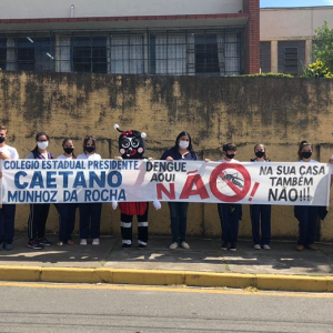 Colégio Caetano Munhoz da Rocha realiza pedágio de conscientização contra a dengue