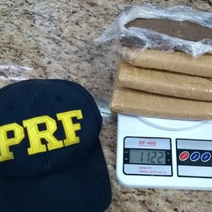 PRF apreende um quilo de haxixe em veículo na BR 116, em Mafra