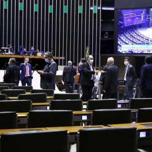 Câmara aprova texto-base da PEC que adia eleições deste ano