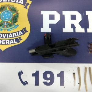 PRF apreende pistola, munição e cigarros de maconha em Rio Negro