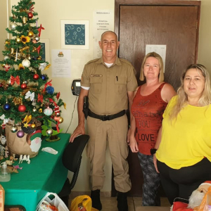 Polícia Militar entrega brinquedos a crianças da Casa de Passagem de Mafra